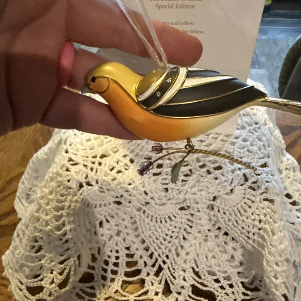 2011 Hallmark Ornament Lady Oriole Beauty of Birds Special Edition